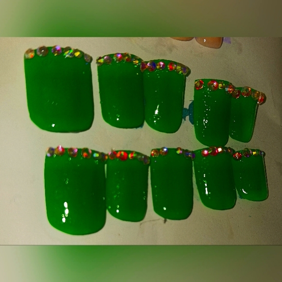 Screaming Green Press on Nails With Rinestones & Top Coat - Picture 2 of 2